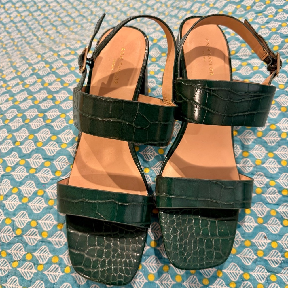 Ann Taylor factory, Green Croc-Embossed Block Heel Sandals; 8M. - Picture 5 of 7